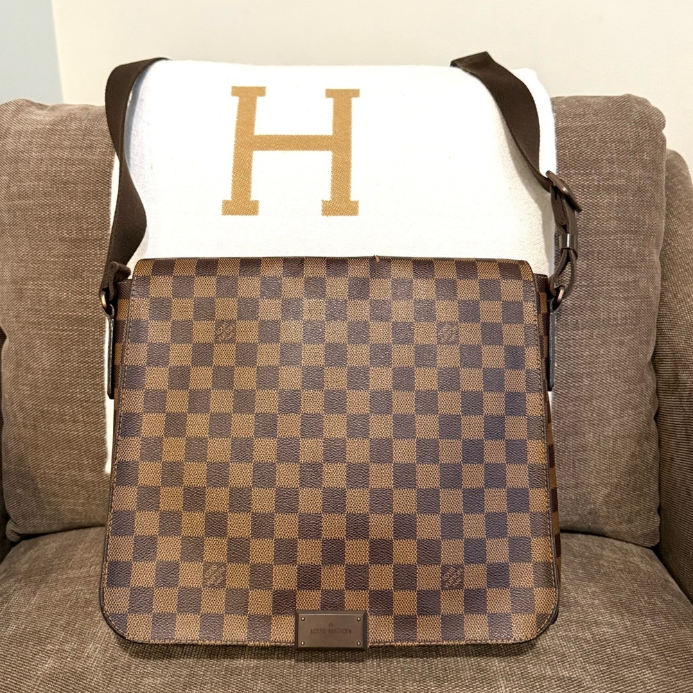 Authentic Louis Vuitton Damier Ebene Brooklyn messenger bag N41212 unisex MM